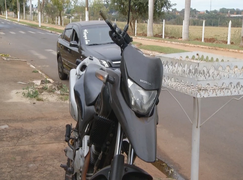 O homem foi arremessado do veículo e atingiu uma caminhonete que vinha no sentido contrário (Ourinhos - SP) — Foto: Reprodução/TV TEM