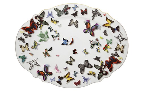 De porcelana e a travessa da coleção Butterfly Parade, da Vista Alegre (vistaalegre.com), tem quase 42 cm de comprimento. As borboletas têm um efeito tridimensional e parecem estar sobrevoando a peça, uma leveza só. Disponível por R$ 1.474