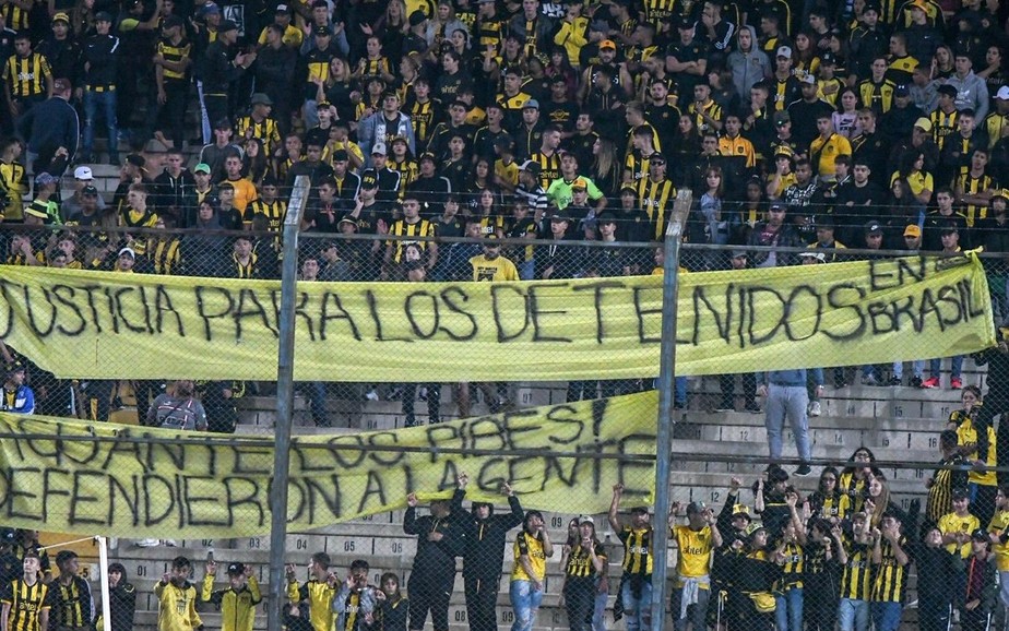 Torcida do PeÃ±arol faz vaquinha para ajudar famÃ­lias e pede justiÃ§a por detidos em confusÃ£o no Rio