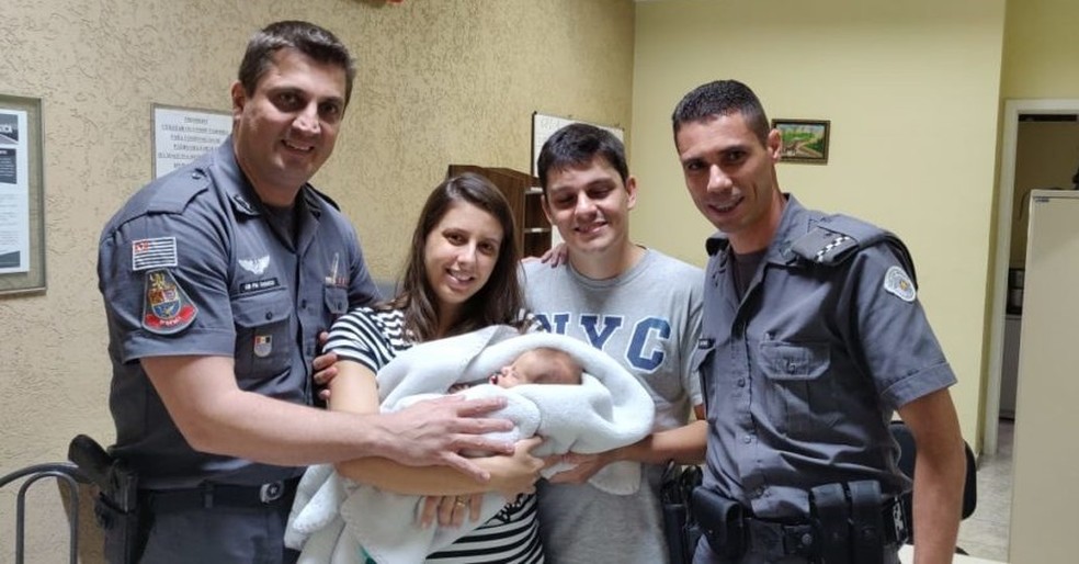 Policiais militares de Marília salvaram bebê engasgado com leite — Foto: Polícia Militar/Divulgação