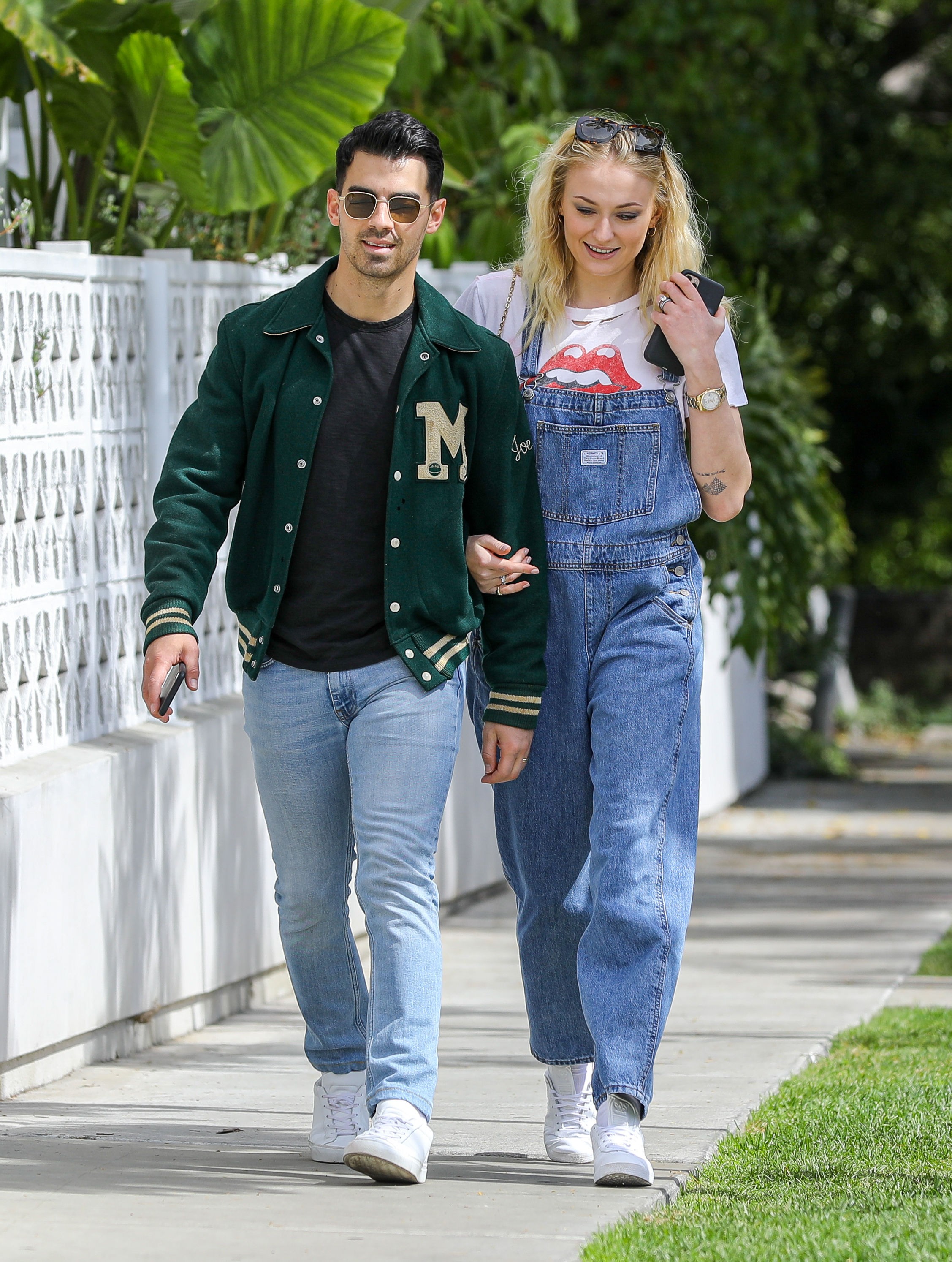 Joe Jonas e Sophie Turner passeiam em Los Angeles (Foto: Grosby)