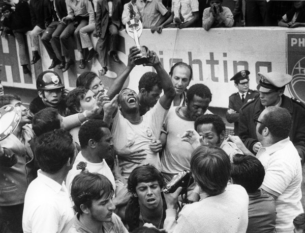 Pelé com a taça de campeão do mundo em 1970 — Foto: Horstmüller/Getty Images