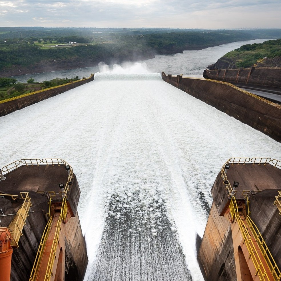 Comportas do vertedouro de Itaipu Binacional s&atilde;o abertas &mdash; Foto: Rubens Fraulini / Itaipu Binacional
