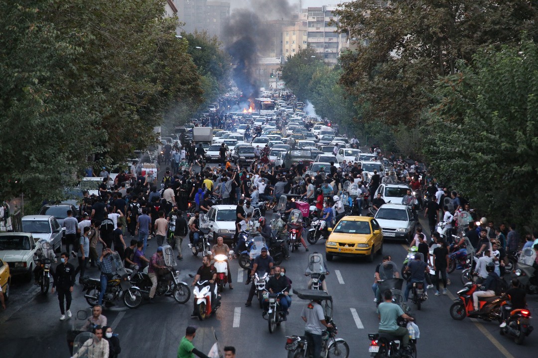 Manifestantes iranianos tomam as ruas da capital Teerã durante um protesto por Mahsa Amini, dias depois de ela morrer sob custódia da polícia. — Foto: AFP