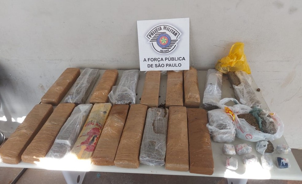 Além da maconha jogada pela janela do carro, policiais apreenderam outros 16 tijolos da droga na residência do casal — Foto: Polícia Militar/Divulgação