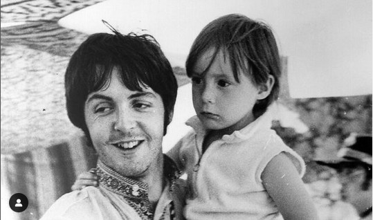 Julian Lennon em foto de infância com Paul McCartney (Foto: Instagram)
