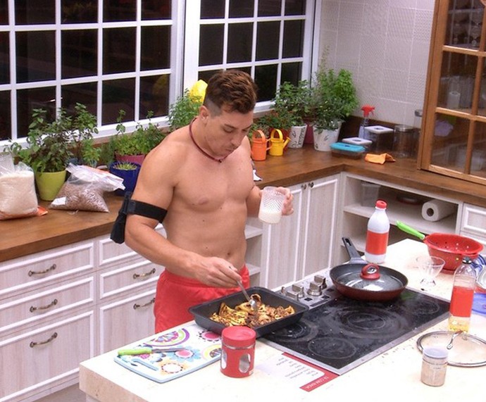 Cézar Lima comendo na cozinha (Foto: Tv Globo)