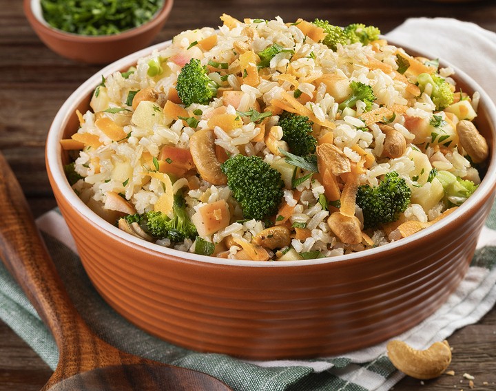 Se gostar, você pode incluir salsão na hora de servir o arroz integral com brócolis, maçã e castanhas (Foto: Pantera Alimentos / Divulgação)
