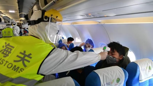 Todos os passageiros internacionais devem fazer verificações de temperatura antes de desembarcar (Foto: Getty Images via BBC)