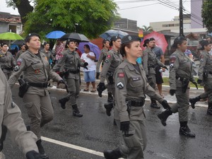 Mulheres da Polícia Militar desfilaram na avenida (Foto: Felipe Ramos/G1)