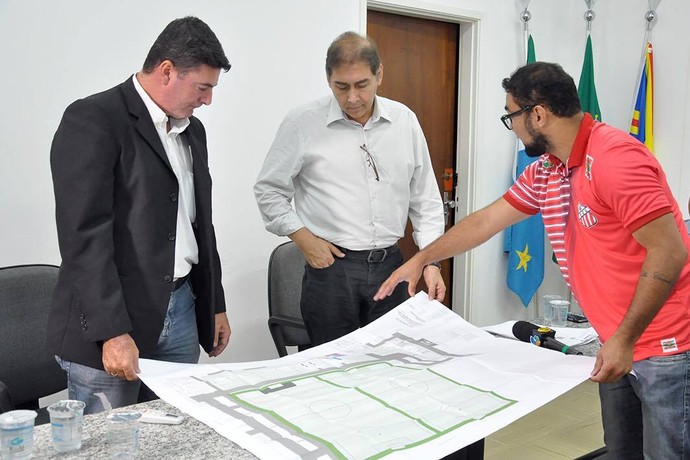 Presidente Ítalo Milhomem apresenta ao prefeito Bernal planta de área no bairro Oliveira II (Foto: Divulgação/Comercial-MS)
