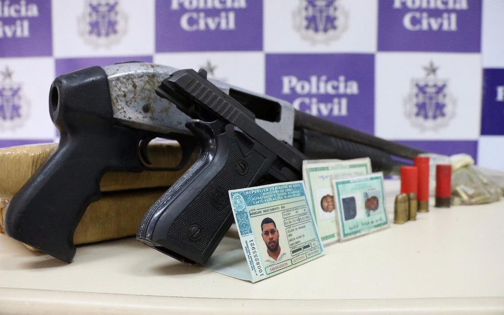 Espingarda e pistola foram apreendidas com líder de quadrilha (Foto: Divulgação/ SSP)