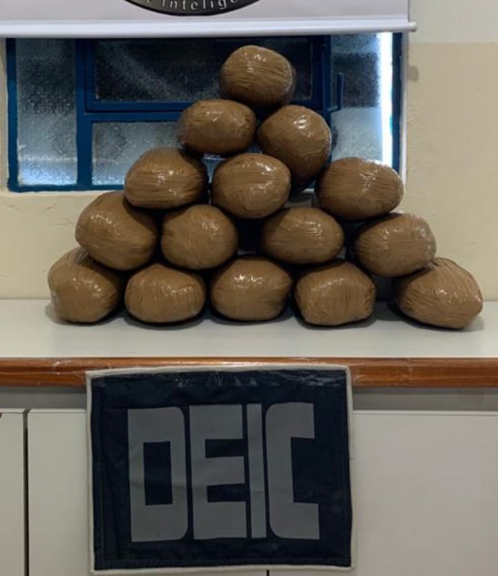 Casal foi preso com cerca de 15 kg de maconha na BR-316, em Atalaia, Alagoas — Foto: PC-AL