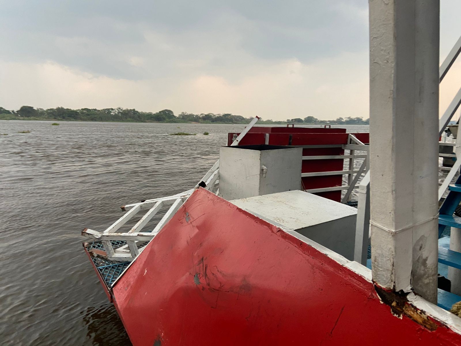 VÍDEO: durante manobra, barco rebocador bate em dois barcos-hotéis no Pantanal de MS