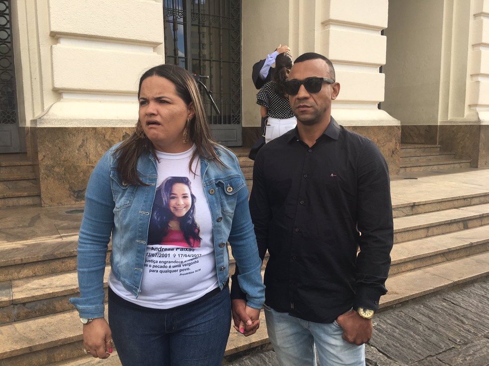 Lívia Tito, mãe de Andreza, junto ao esposo, o padrasto da jovem — Foto: Maiana Belo/G1 Bahia