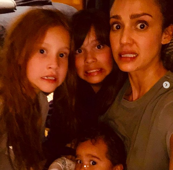 A atriz Jessica Alba com os filhos (Foto: Instagram)