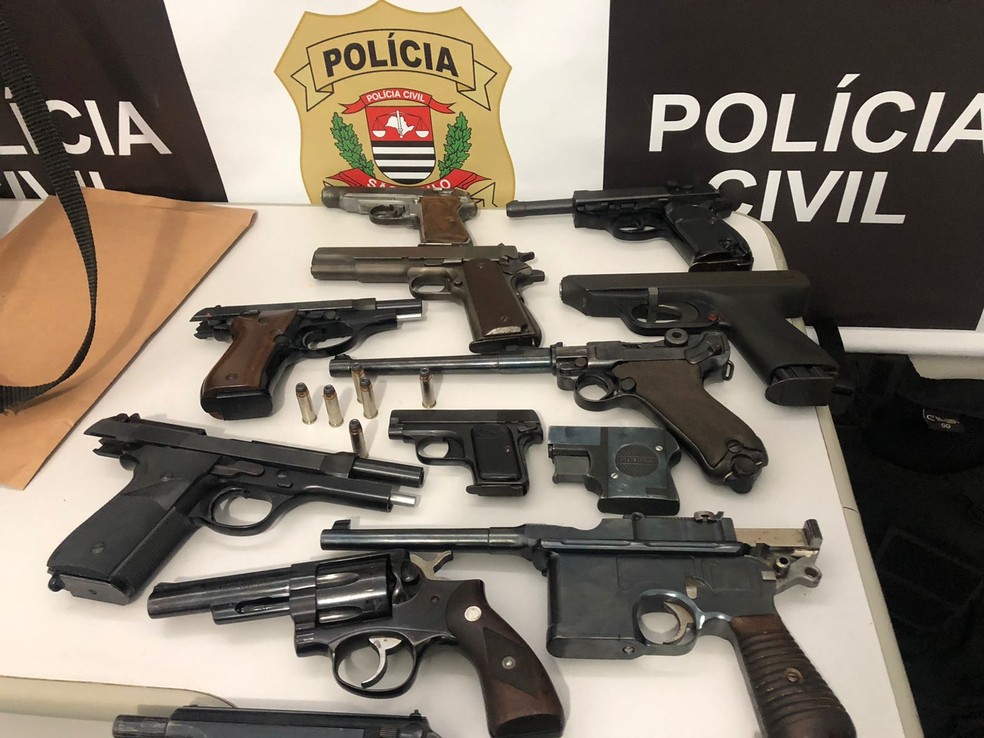 Armas foram apreendidas em um outro motel de propriedade do suspeito do crime (marília, coronel aposentado da pm, dono de motel) — Foto: DIG/ Divulgação