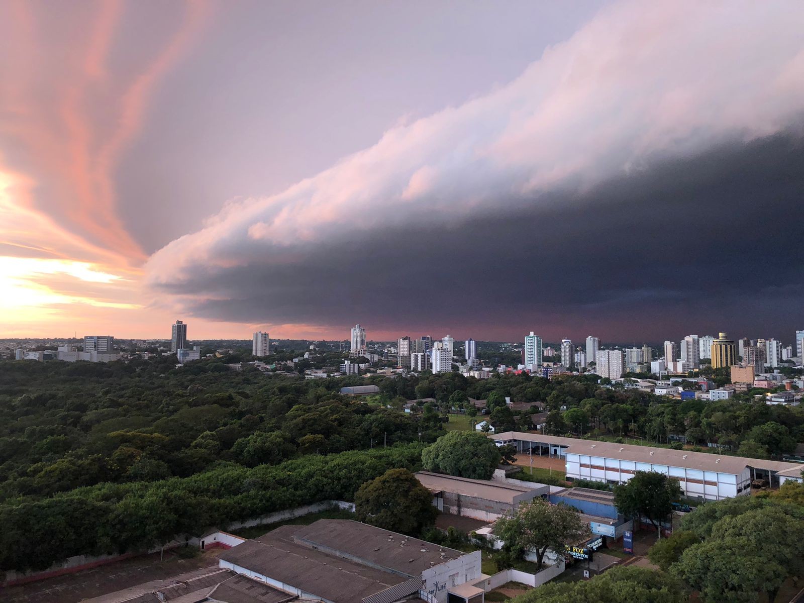 VÍDEO: Nuvem 'parede' é registrada em Foz do Iguaçu 