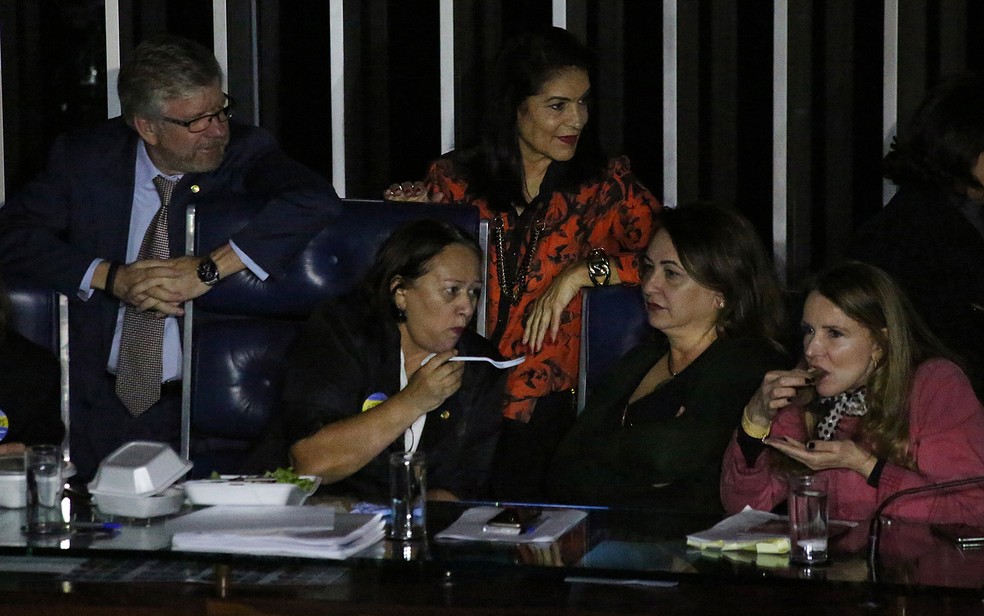 Imagem de 11 de julho mostra senadoras da oposição ocuparando a Mesa Diretora do Senado para protestar contra votação da reforma trabalhista (Foto: Fátima Meira/Futura Press/Estadão Conteúdo)