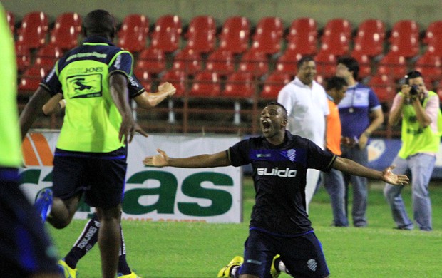 Diego Clementino comemora o gol da classificação (Foto: Ailton Cruz/ Gazeta de Alagoas)