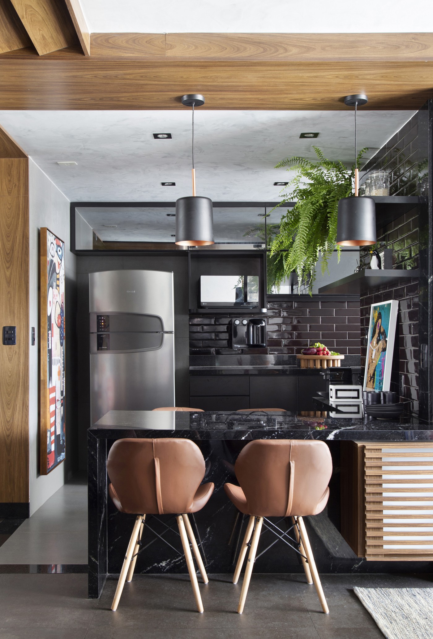 Décor do dia: cozinha com armários pretos, azulejos de metrô e bancada (Foto: Raiana Medina)