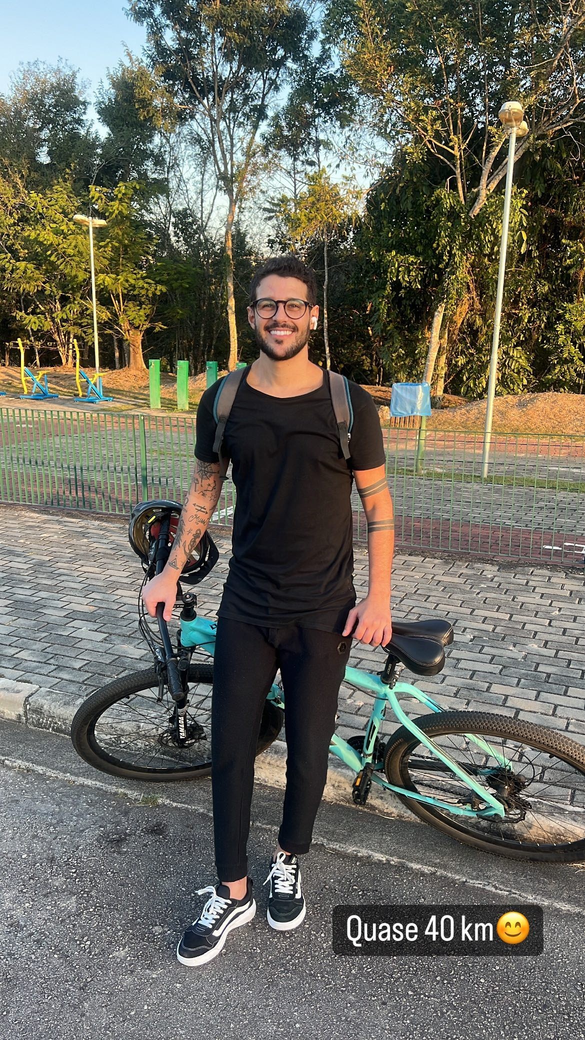 Rodrigo Mussi faz passeio de bike (Foto: Reprodução/Instagram)