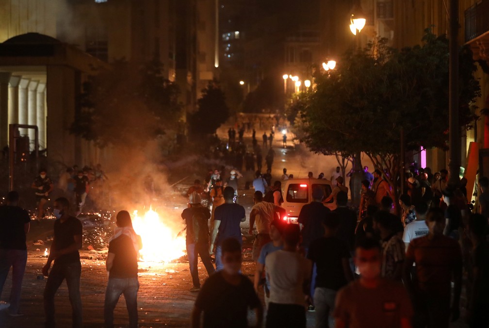 Manifestantes atearam fogo em entulhos durante um protesto perto do parlamento em Beirute — Foto: Mohamed Azakir/Reuters