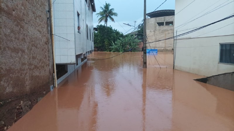 Bombeiros resgatam moradores ilhados por causa da chuva em Naque