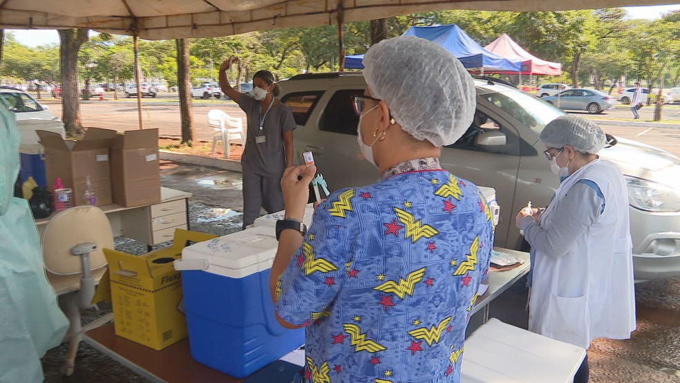 Servidores aplicam doses da vacina contra Covid em drive-thru do Parque da Cidade, neste domingo (4) — Foto: Rafael Franzoni/TV Globo