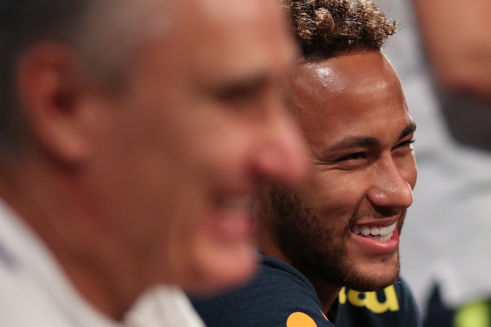 Neymar sorri ao lado de Tite: prestígio do novo capitão segue intacto com o treinador, mas é preciso reconquistar os torcedores (Foto: Lucas Figueiredo/CBF)
