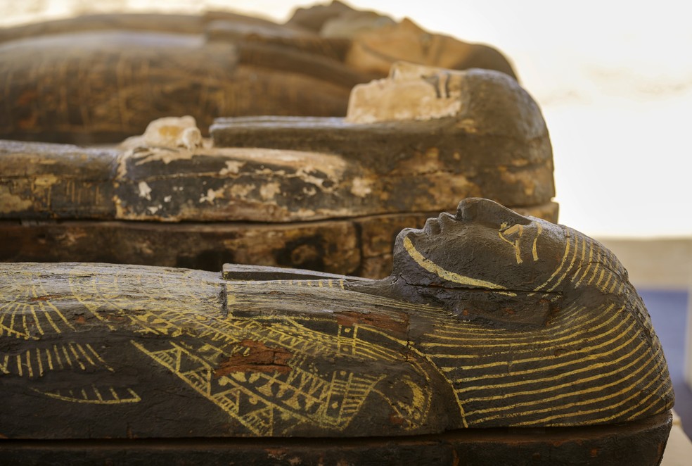 Parte dos sarcófagos de mais de 2.500 encontrados no Egito, em 30 de maio de 2022 — Foto: Associated Press