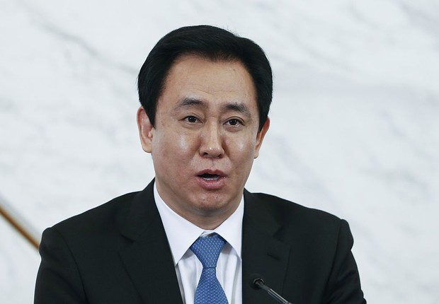 BEIJING, CHINA - MARCH 06: Xu Jiayin (também chamado como Hui Ka Yan), Standing Committee Member of the 12th CPPCC National Committee and Chairman of the Board of EVERGRANDE Group speaks during a news conference on the sidelines of the fourth session of t (Foto: Lintao Zhang/Getty Images)