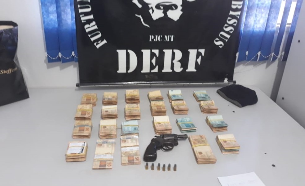 Dinheiro e arma foram apreendidos — Foto: Polícia Civil/Divulgação