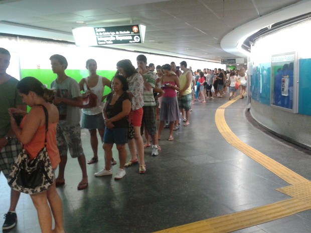 G1 - Procura por bilhetes do metrô para réveillon causa longa fila no ...