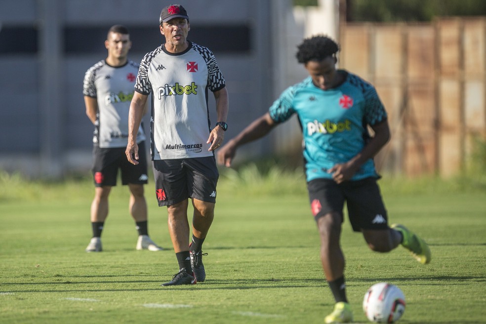 Z� Ricardo observa Lucas Oliveira durante treino do Vasco � Foto: Daniel Ramalho / CRVG