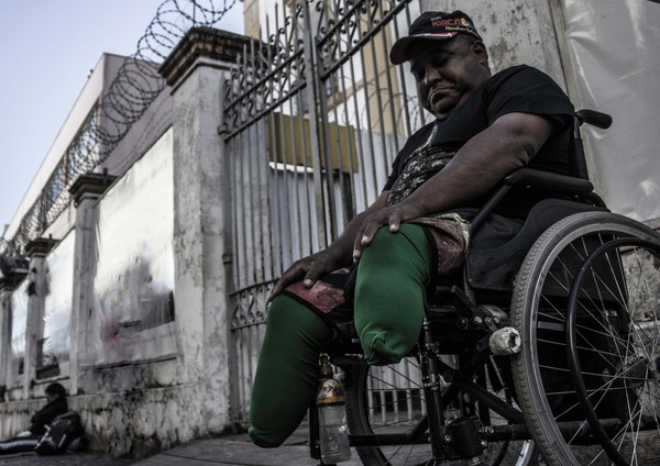 Pedinte em cadeiras de rodas em campanha de moda da Sharkle (Foto: Divulgação)