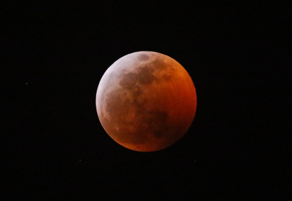 Eclipse lunar visto de Los Angeles, CalifÃ³rnia â€” Foto: Associated Press