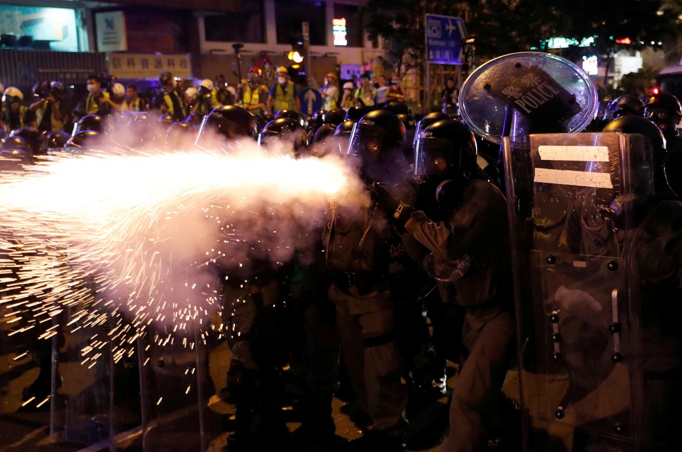 Polícia entra em confronto com manifestantes em Hong Kong — Foto: Reuters