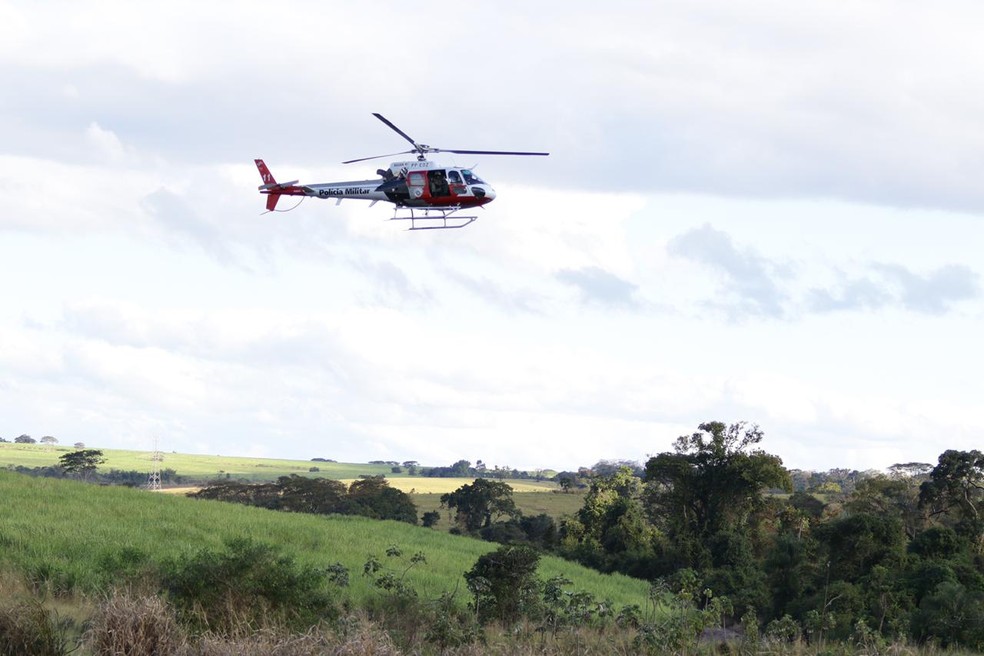 Helicóptero Águia da PM durante as buscas na região do bairro rural do Taquarussu, em Lins — Foto: J. Serafim/Divulgação