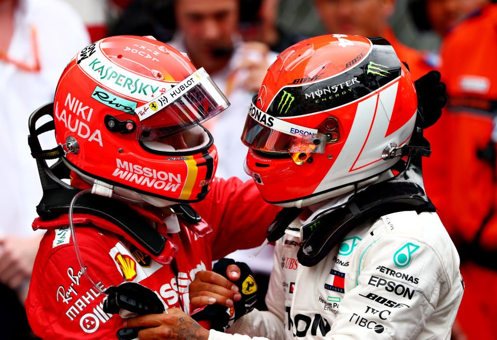Sebastian Vettel e Lewis Hamilton no GP de Mônaco com capacetes em homenagem a Niki Lauda — Foto: Dan Istitene/Getty Images