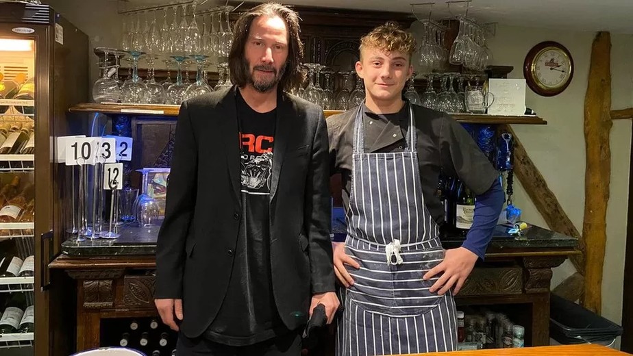 Keanu Reeves em pub na Inglaterra