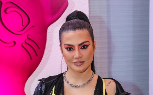 Cleo escolhe body cavadíssimo e lingerie neon para festa; fotos - Quem ...