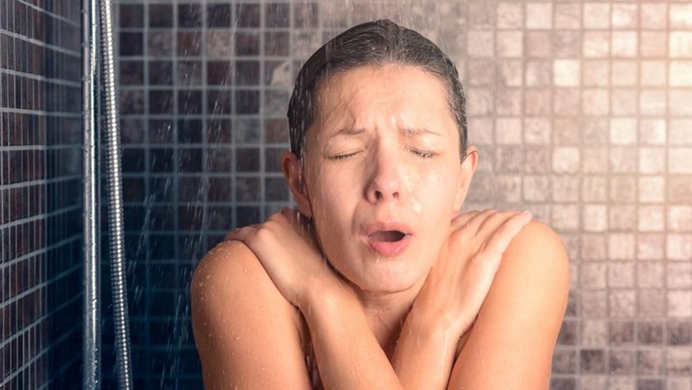 Tomar um banho frio de manhã é uma maneira bem desagradável de começar o dia. — Foto: Getty via BBC