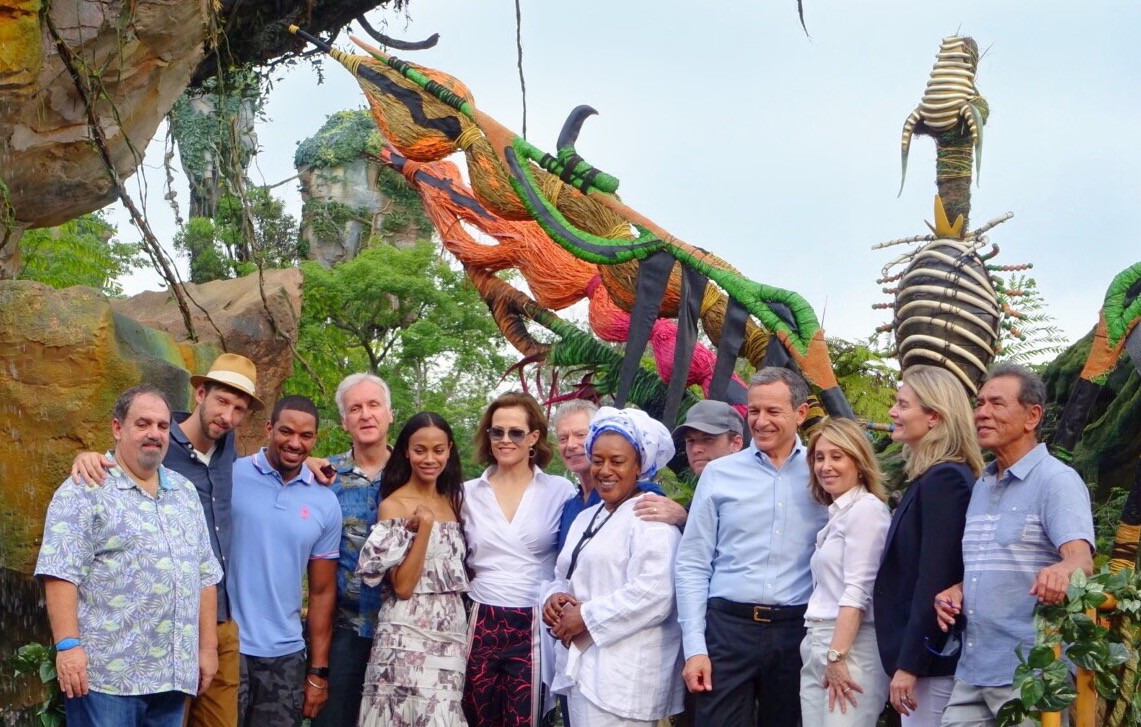 Grande parte do elenco de "Avatar" e Bob Iger, CEO Walt Disney World