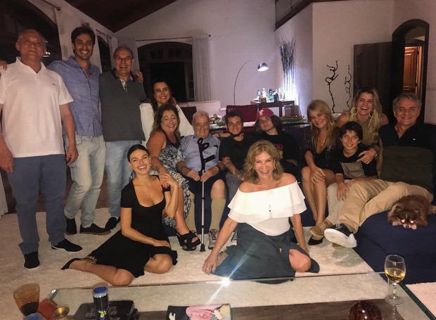 Isis Valverde e família (Foto: Reprodução/Instagram)