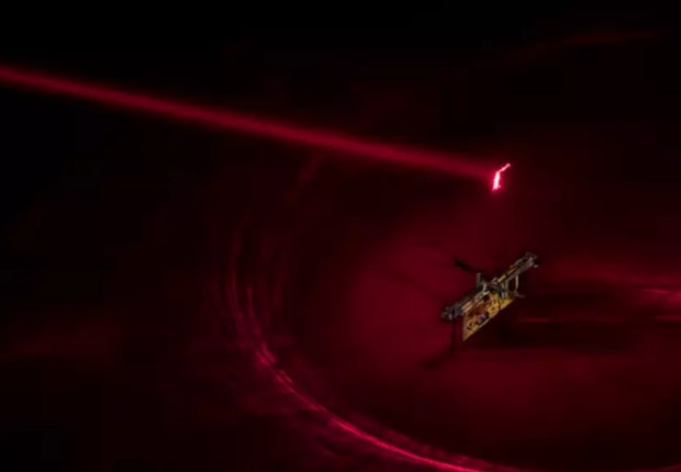 O robô do tamanho de uma mosca é alimentado por um raio de laser (Foto: Universidade de Washington)