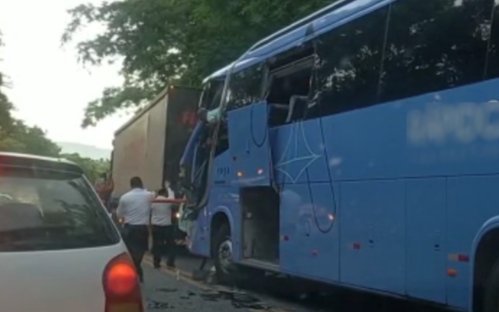 Ônibus bate na traseira de carreta e deixa motorista ferido — Foto: Reprodução/TV Anhanguera