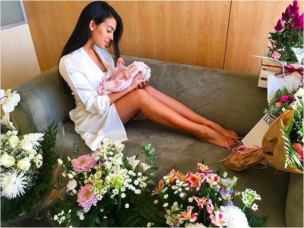 A modelo espanhola Georgina Rodriguez com sua filha com o jogador de futebol Cristiano Ronaldo (Foto: Instagram)