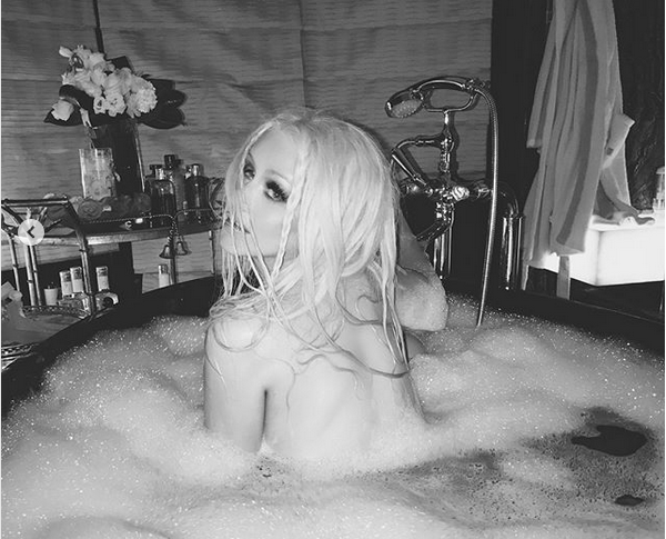 A cantora Christina Aguilera em uma sessão de fotos dentro de uma banheira (Foto: Instagram)