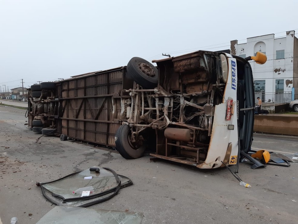 Ninguém morreu, mas cinco pessoas ocupantes do ônibus ficaram feridas — Foto: Divulgação/Polícia Rodoviária Federal